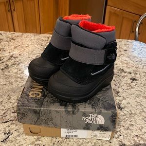 The North Face toddler snow boots size 5